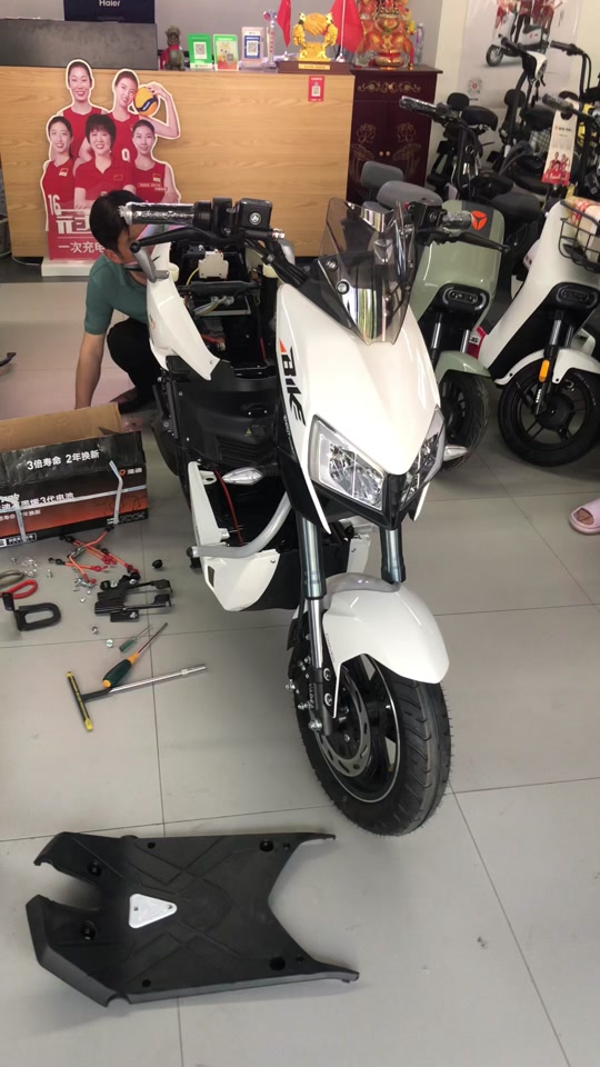 雅迪x5白金版和黑白版哪个更好 - 抖音