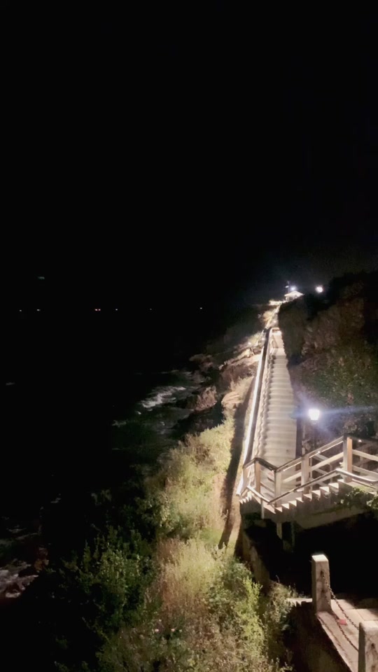 燕儿岛木栈道_燕儿岛木栈道在哪里_燕儿岛木栈道晚上亮灯时间 - 抖音