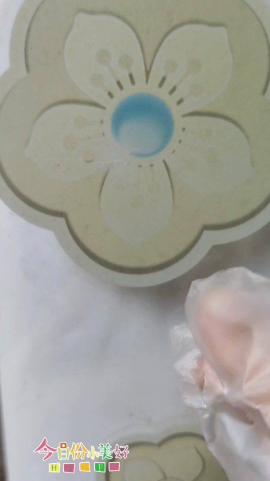 窗花怎么贴玻璃上不掉下来_窗花贴在窗户上揭不下来了怎么办_塑料窗花