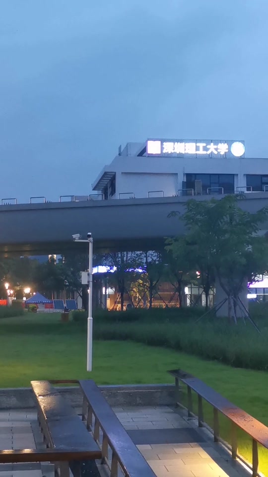 换个角度,看看深圳理工大学过渡校区,利用工业园改建而成,每天有地铁