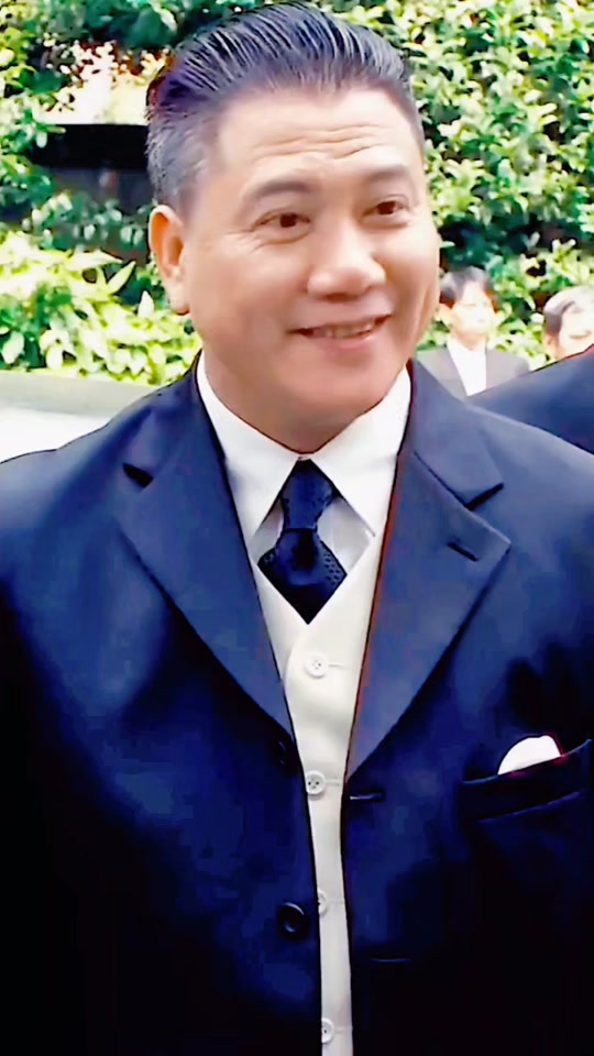 万梓良霸气走路