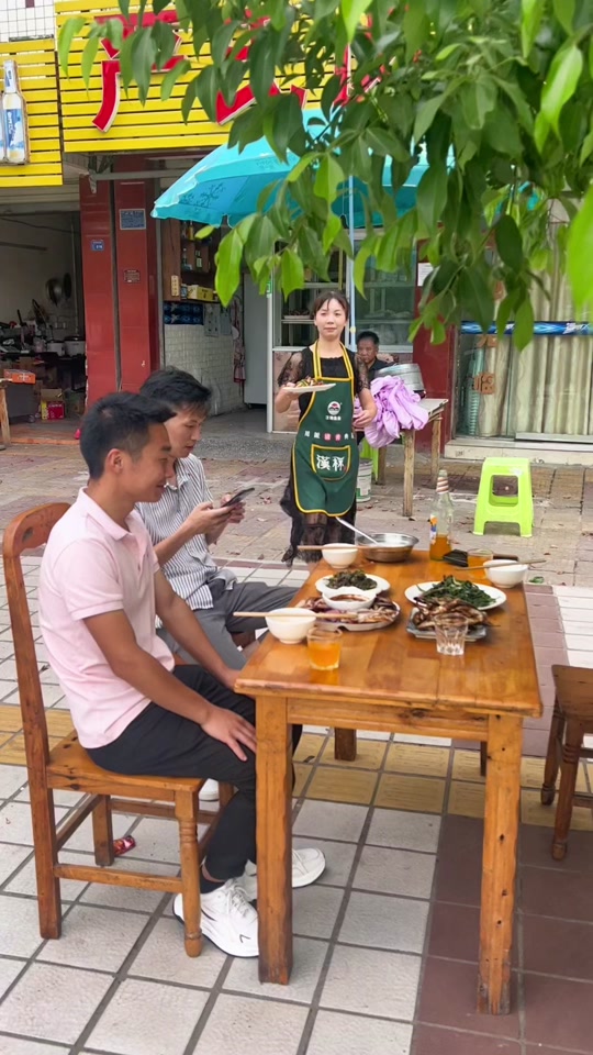 罗红女儿罗小妹