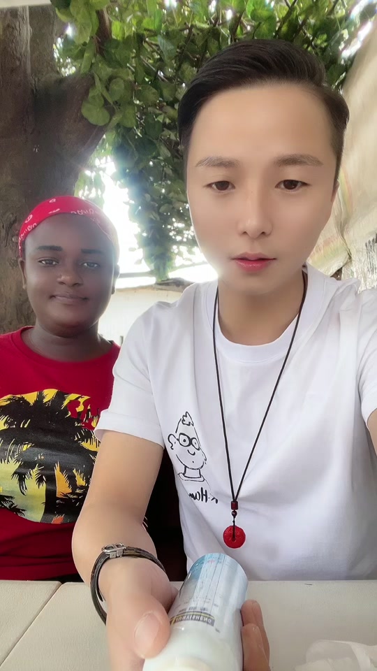 比我都白,哈哈哈,瑞秋说让我试试非洲的防晒我该怎么办.