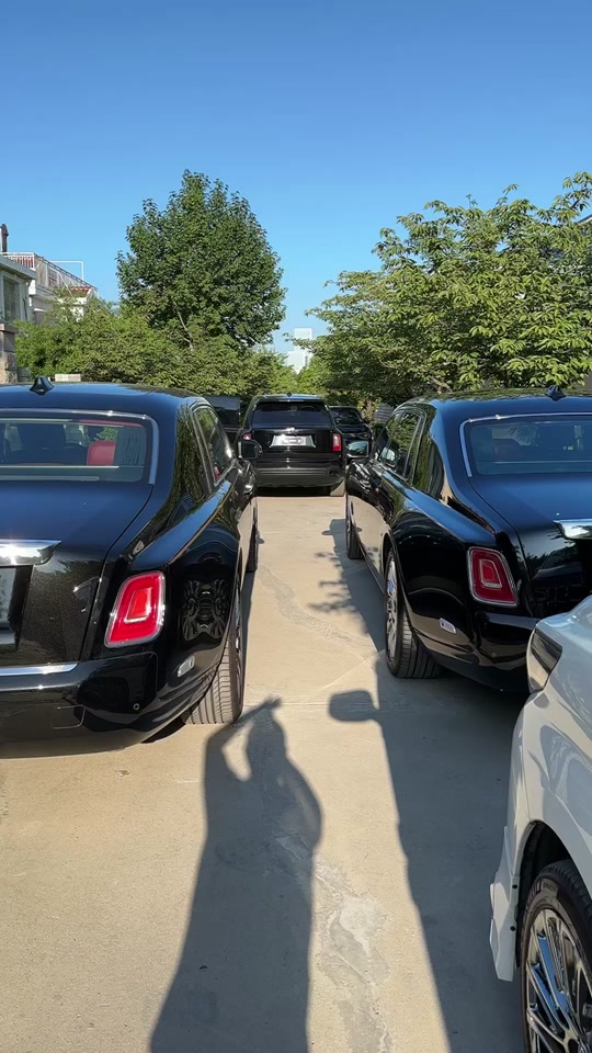 劳斯莱斯库里南加长版 - 抖音