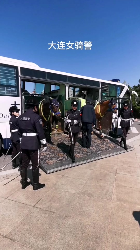 5月2日,大连女子骑警队!