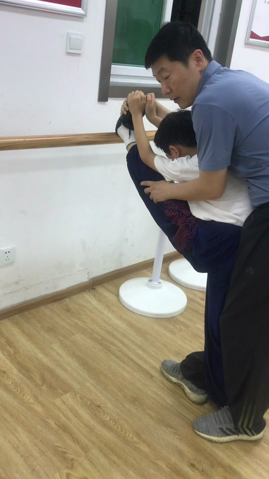 父母亲自给孩子压腿 - 抖音