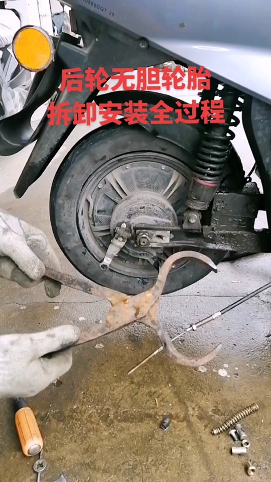 台铃电动车后轮怎么装