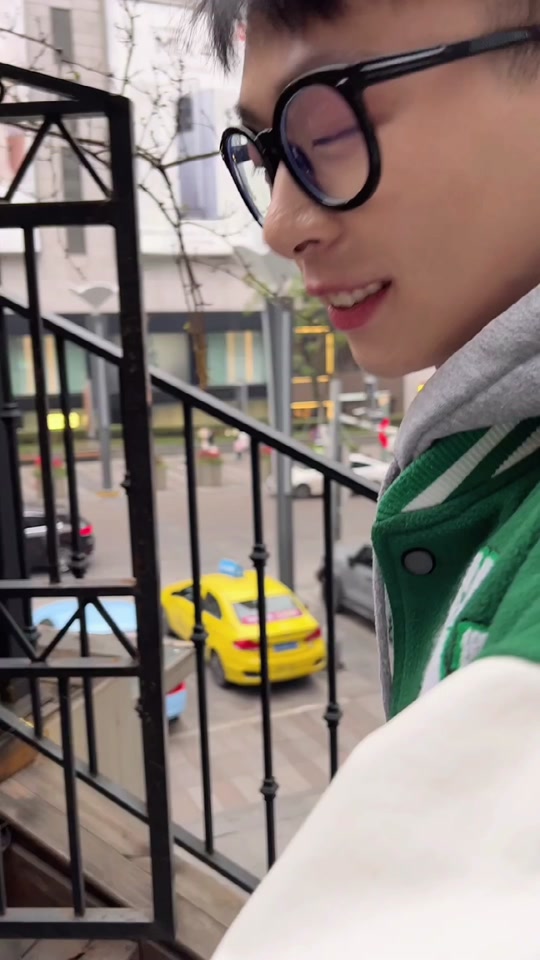 李海棠姐姐路人视角_李海棠看帅哥_演员李海棠 - 抖音