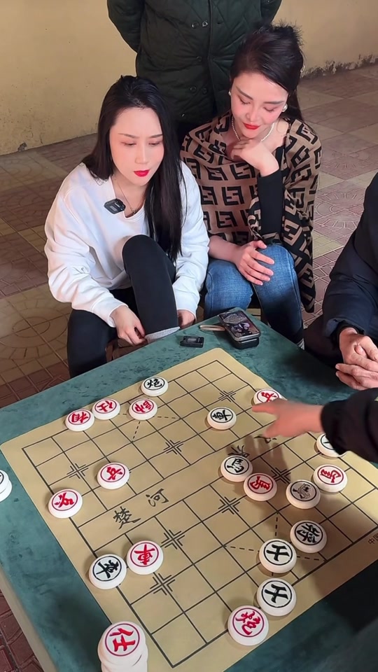铁锤名酒小号:这局到底谁会赢呢#王铁锤 #中国象棋 #棋逢对手 #下棋
