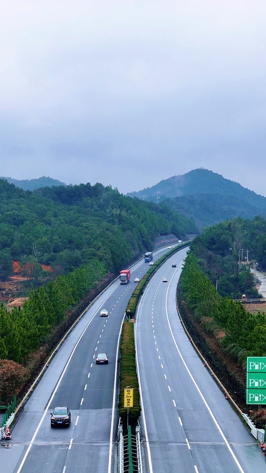 沪昆高速今天2024年2月7号车流非常少,江西段畅通无阻,晚回家有晚回家