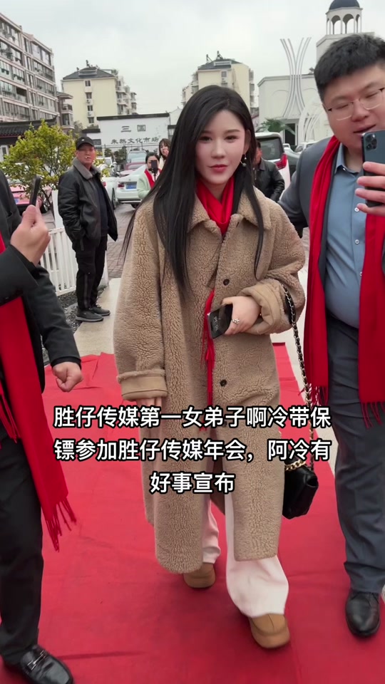 胜仔传媒第一女弟子啊冷带保镖参加胜仔传媒年会,阿冷有好事宣布#胜仔