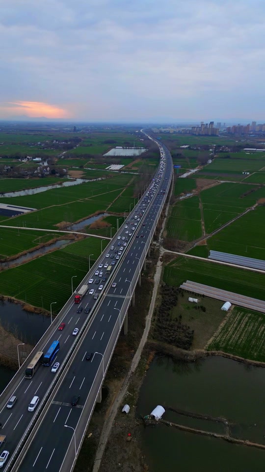 沪武高速堵车的朋友们,坚持坚持,到了马鞍山长江大桥就畅通了#高速