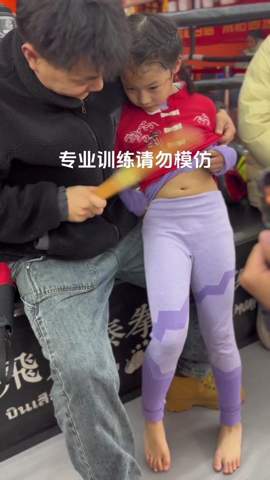 女生拳击击打腹部吐水翻白眼 - 抖音