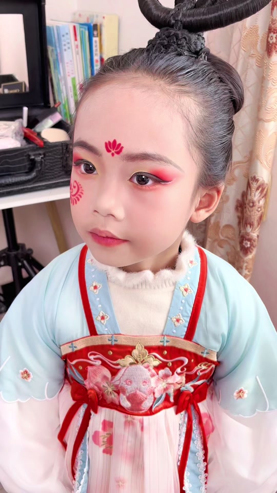 桃花妆舞台妆儿童
