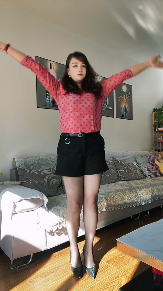 抖音美女抖腿谁最绝情=抖音美女抖腿歌是什么歌