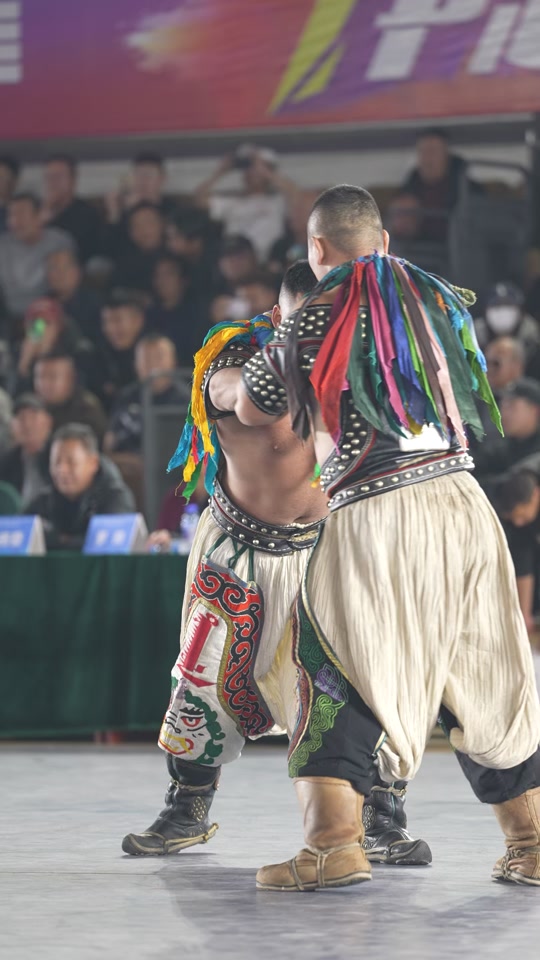 蒙古摔跤壮汉达呼日巴雅尔 - 抖音