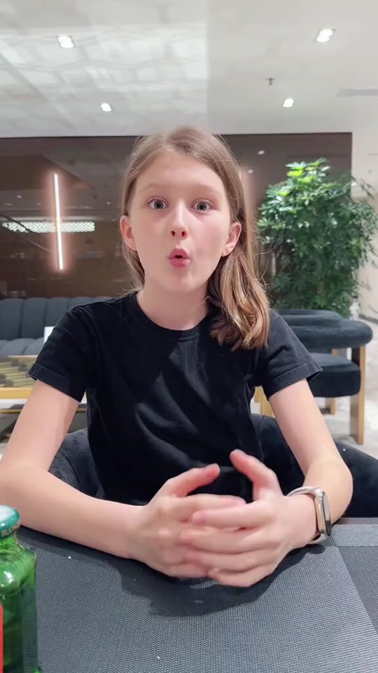 melo英语:外国小妹妹教我们如何表达"真好吃!