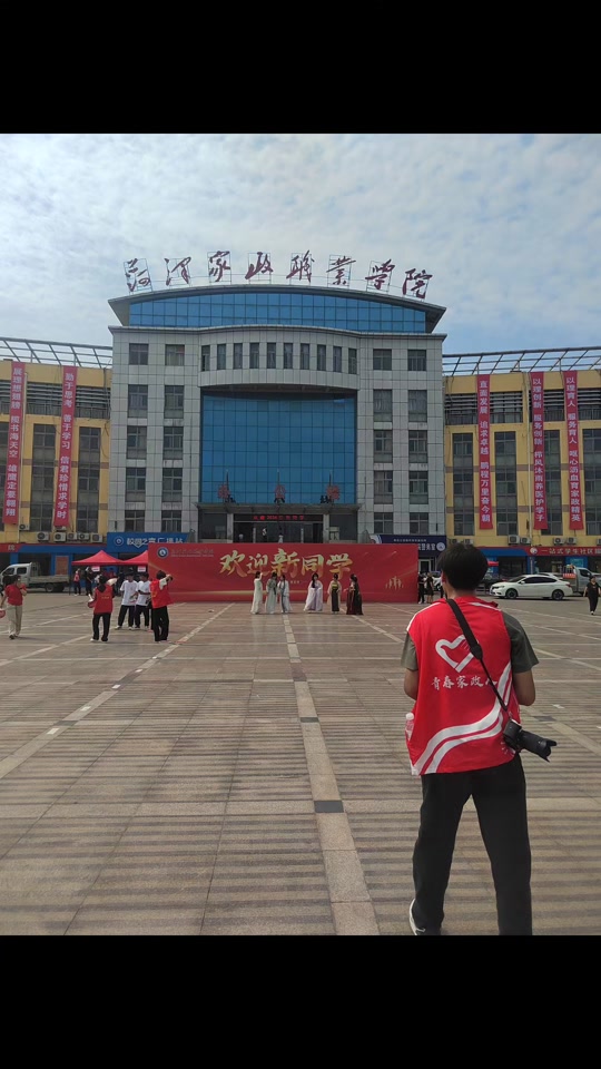 6月23日中午,沈阳市第126中学长白岛校区考点的考生结束了2024年沈阳