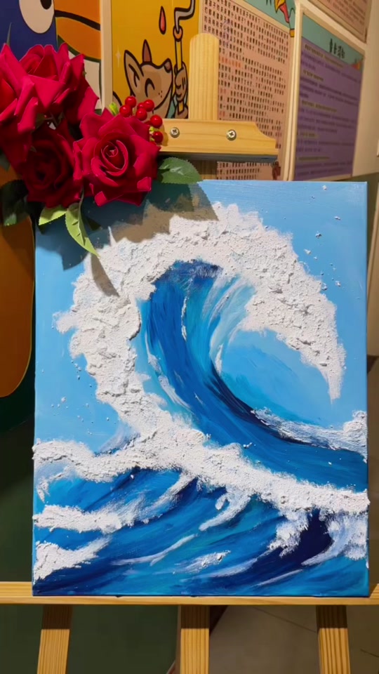 阳光下,海浪闪烁着银白色的光芒,像是镶嵌在蓝色绸缎上的珍珠,美得让