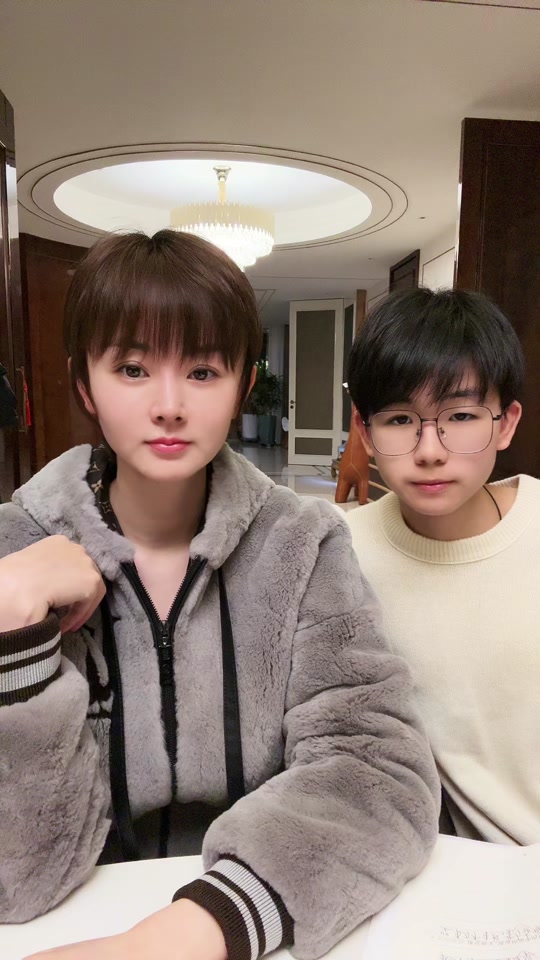 皮志高扮演者周弋群出国留学了吗 - 抖音