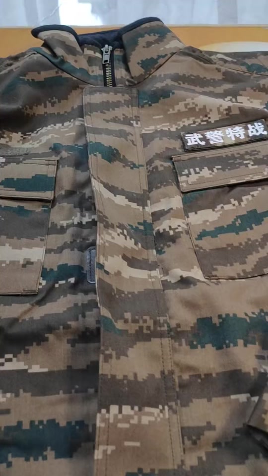 全套作战服换为荒漠虎斑迷彩式样,护肘,护膝更换为新式eva材料护垫