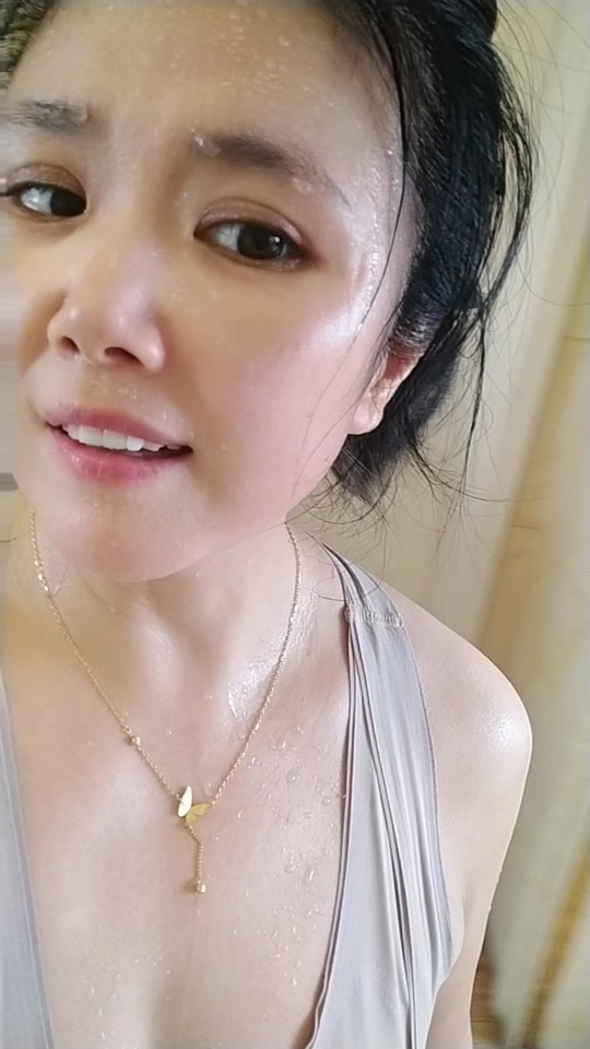 今天在家锻炼了两个小时,下午去健身房,又出了很多汗水,这汗水流的是