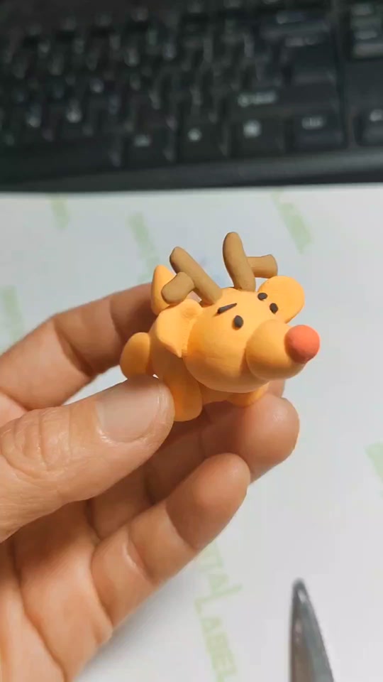 白杨树:#橡皮泥 提前做的梅花鹿 祝大家完美过节#益智玩具 #亲子手工