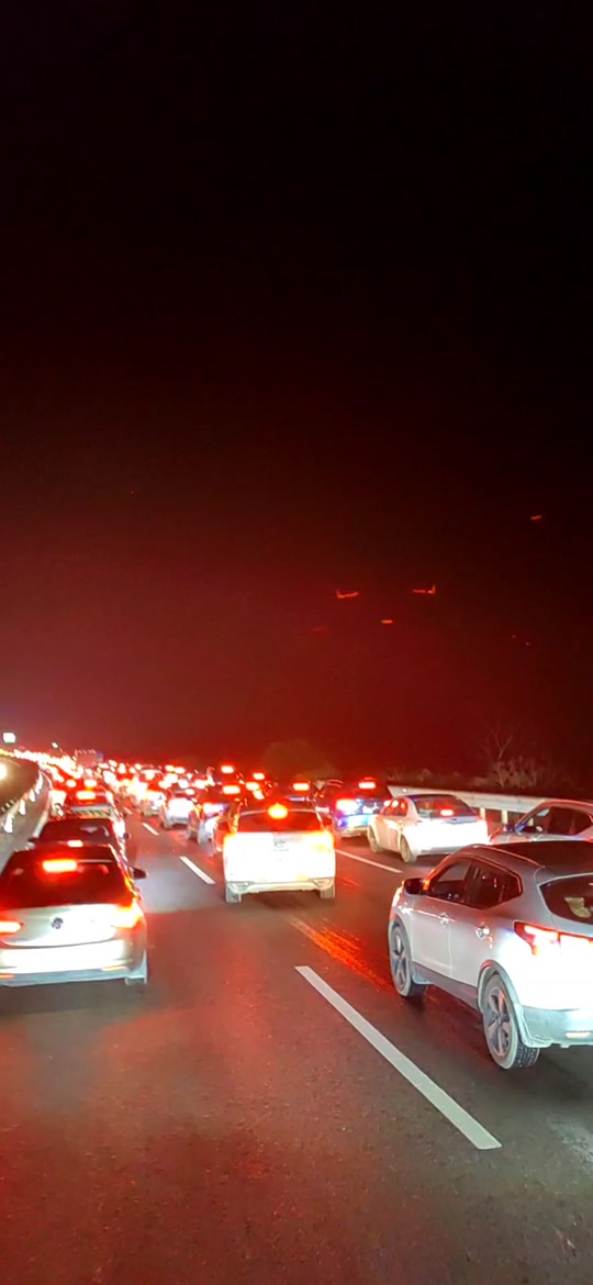 正月初八凌晨1点,高速公路开启返程广州各地高峰,路段车辆拥堵缓行