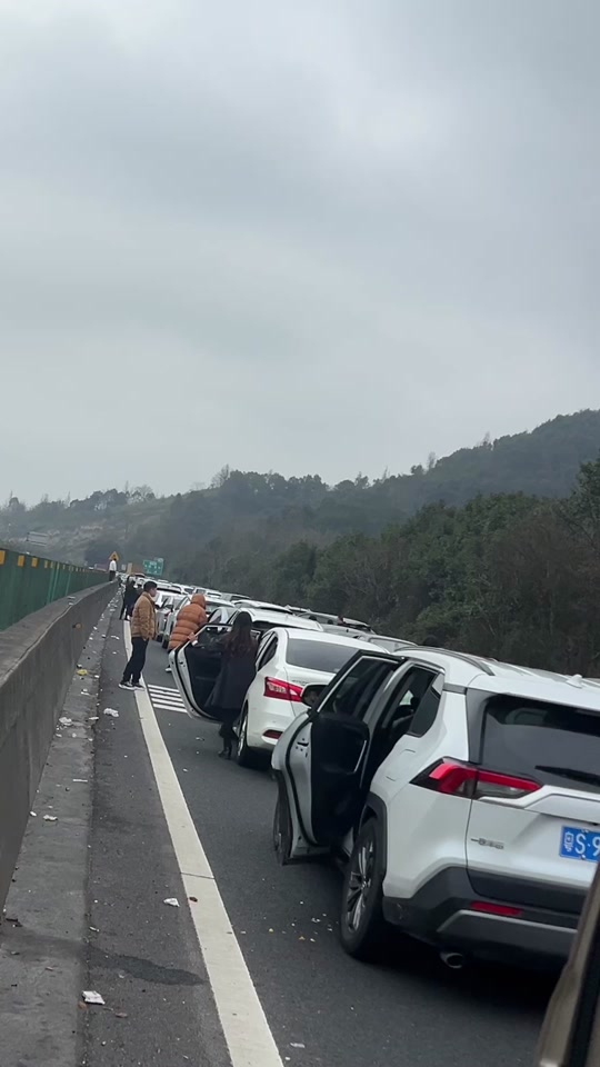 今天京港澳高速几点堵车严重 - 抖音
