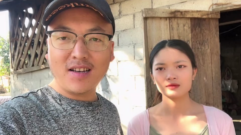 开国产车带老挝媳妇回娘家 - 抖音