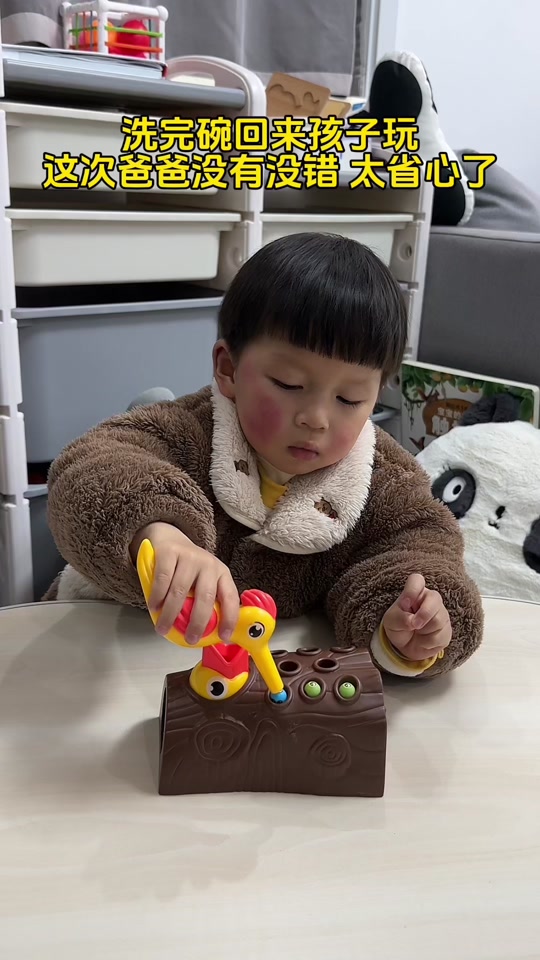 涵涵妈妈:爸爸买的这个啄木鸟吃虫玩具太赞了,不仅锻炼宝宝手眼协调