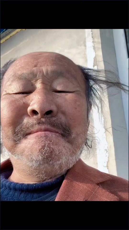 没牙齿包嘴的老头表情包