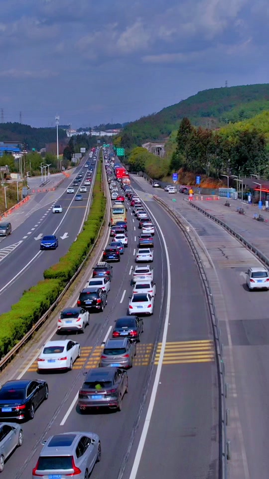 昆曲高速曲靖方向,易隆服务区车辆行驶缓慢,堵车严重,途径小伙伴们