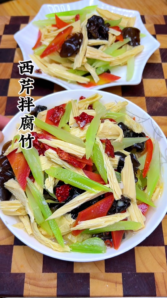 雅雅食光记:年夜饭的小凉菜可以试试西芹拌腐竹,清脆爽口.