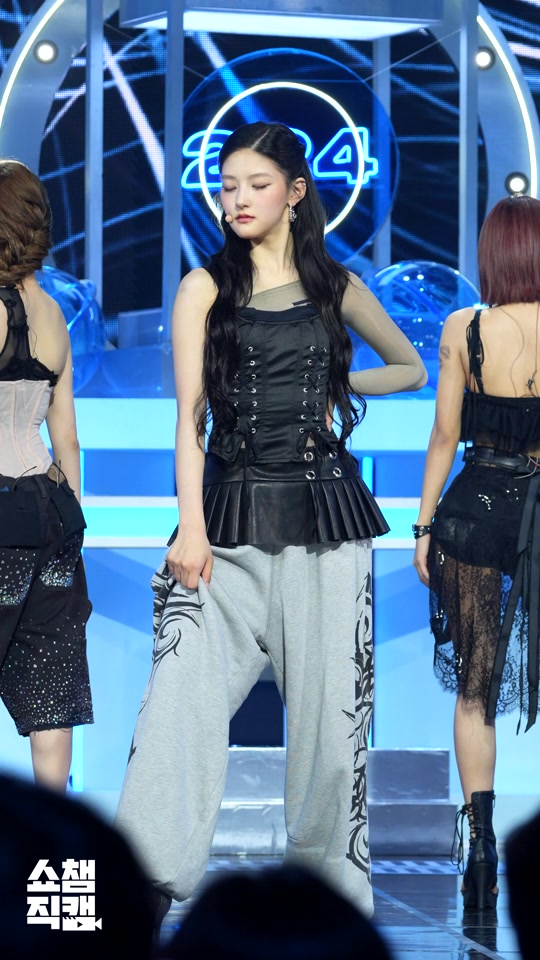 扯肩带kpop