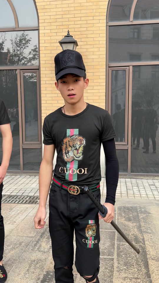 广西锦衣卫精神小伙