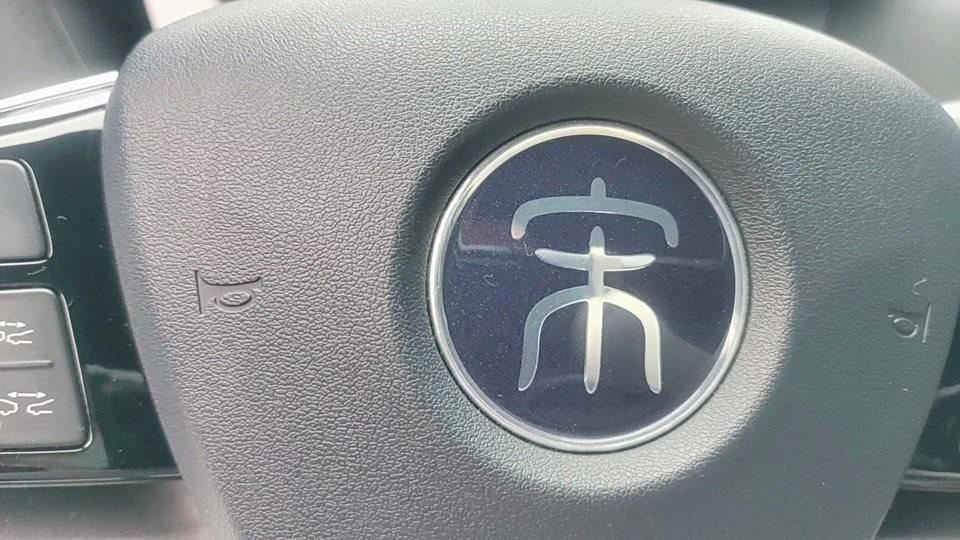 比亚迪宋plusvin盖板装在哪 - 抖音