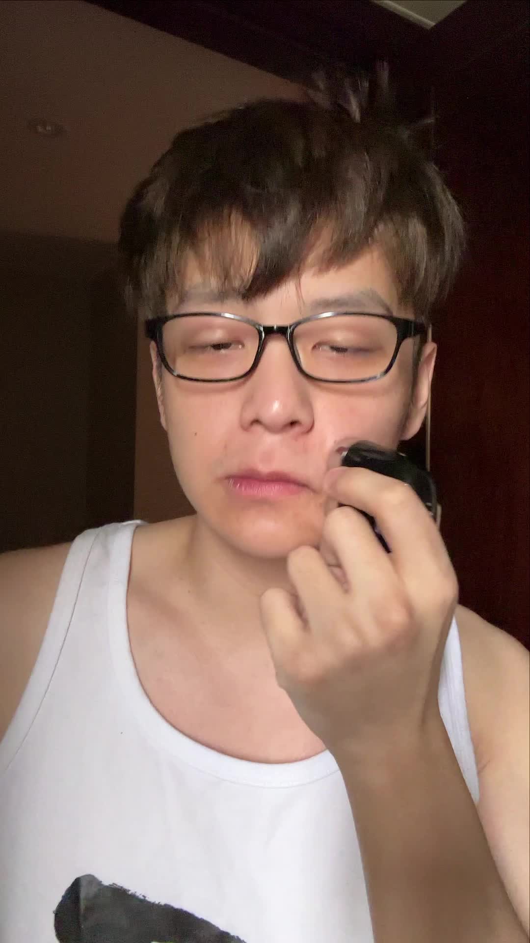 乐仔levi(努力版:这才是真正的素颜霜,一抹变帅,一抹变男神!