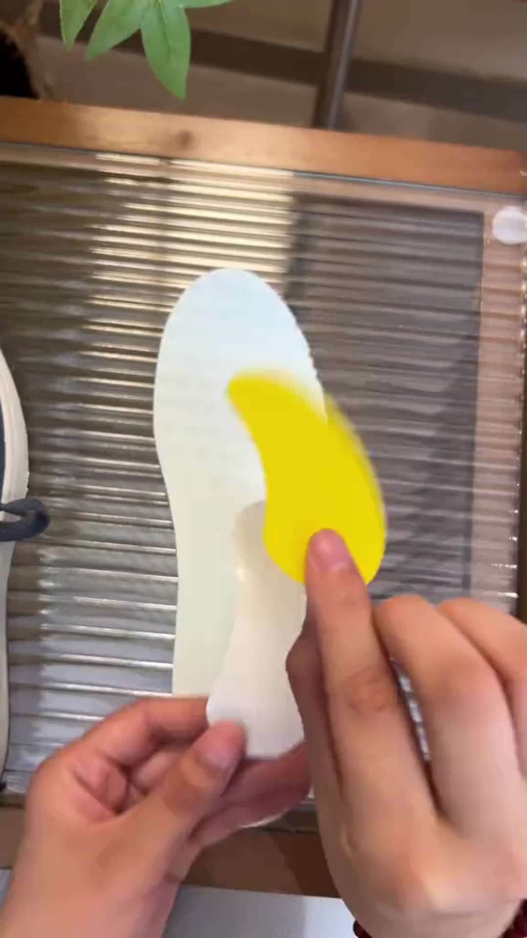 出门脱鞋怕尴尬,那就贴一片鞋垫贴,脚一天都是香香的# 鞋子消臭