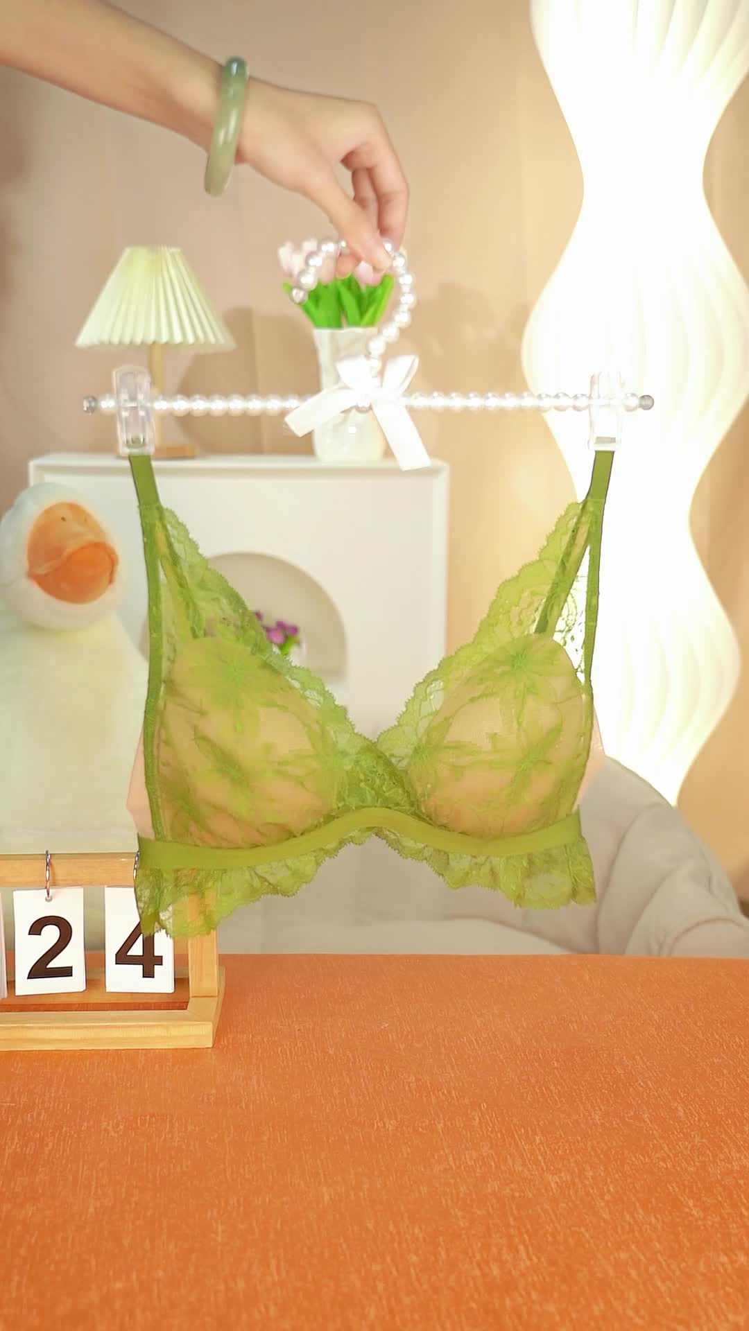 杨亚芳奈儿内衣广告