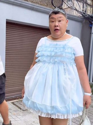 蓝色花苞裙的穿搭,安福路小公主说拍摄要当心车流,她善良的#安福路小公主 #安福路一枝花 #街拍穿搭 #lolita #穿出自己的风格 @一汽红旗 #大国重器守护天地