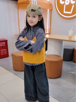 我亲爱的女儿 就请勇敢自由 洒脱 张扬地做自己吧 你无需按部就班 更无需循规蹈矩 善良和懂事不是你的必修课 勇敢和自由才是 你自是你 不必为任何#当妈妈后 #生女儿就是用来打扮的 #韩系穿搭#女童穿搭 #琥珀流光@抖音小助手