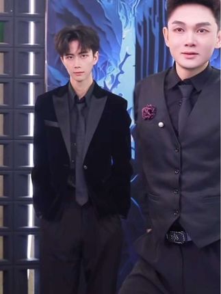 #谁穿谁好看系列 #显瘦穿搭 #时尚穿搭      法式假两件衬衫秋季新款百搭休闲显瘦设计感时尚丝绒上衣