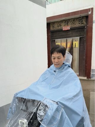 下雨天骑车打伞太不方便了,我就买了这个电动车雨披,穿上它骑车出门,再也不怕被淋湿了,而且它的版型是宽松的,穿着舒服又透气,不管是接送孩子还是上班都能穿,特别实用。有了它之后,再也不用担心下雨天了,你们也快去安排一个吧!#大帽檐护脸#牛津布雨披