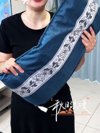 #这个海盐热敷袋每天敷一敷简直太舒服了,关键价格还很合适,热乎乎的很舒服。它里面都是大颗粒的海盐,两档调节自动控温,敷时间长了也不会伤到皮肤。两面都是这种棉麻材质的,很结实,还送两艾草包,