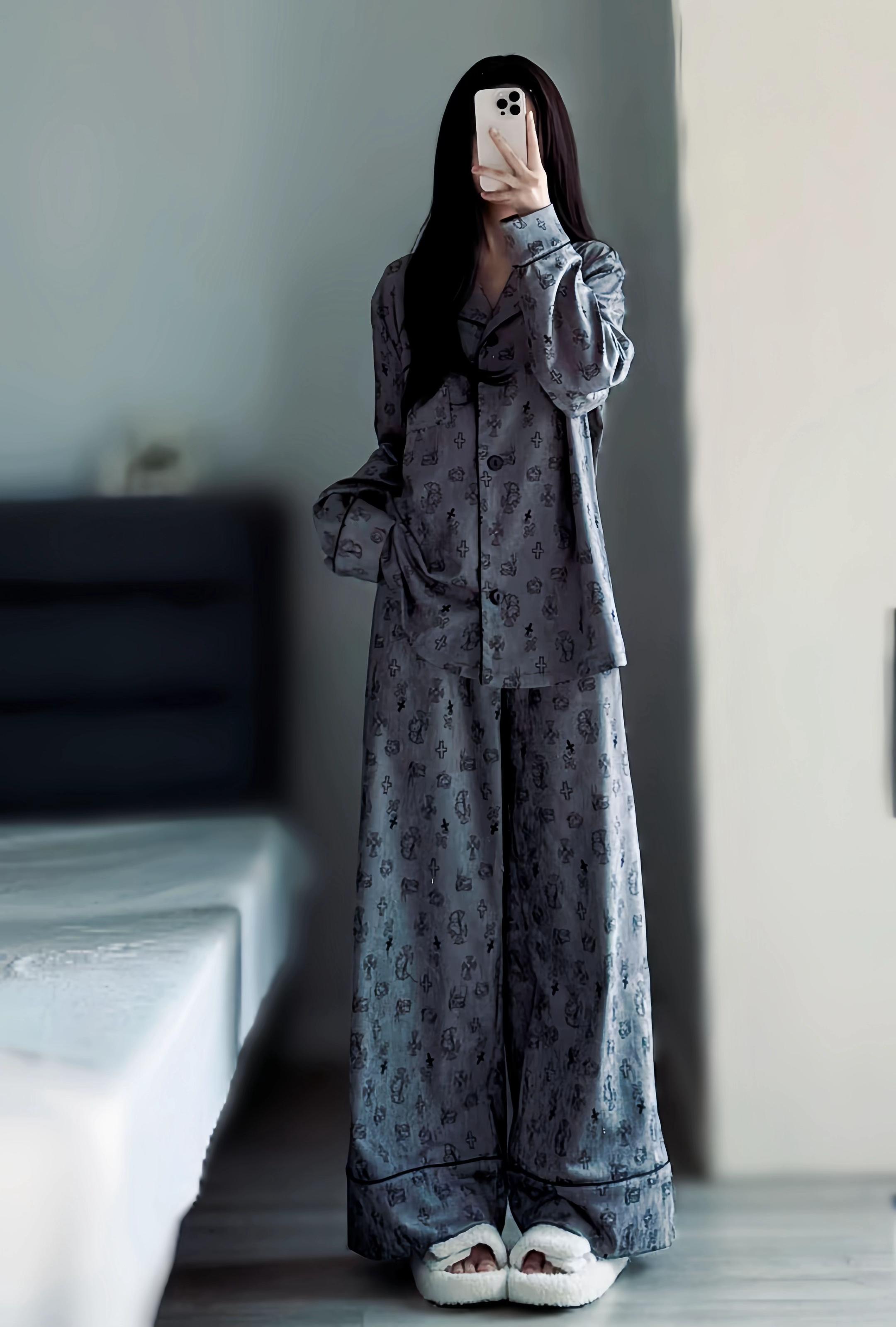 高级灰配色。这套【高级灰Kitty】真的太高级了,软软糯糯的好舒服,加绒加厚的款式,穿上身就像被云朵包裹住一样,图案超可爱,穿着它睡觉都会做美梦啊!#时尚穿搭时尚穿搭时尚 #穿出高级感 #简单耐看就是最好的穿搭 #松弛感穿搭一整套 #休闲松弛感穿搭