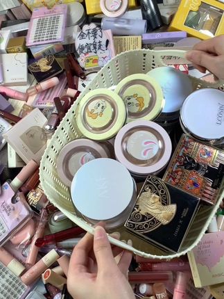 快快快！快来！超多的化妆品各种都有…… 早上7.30开始，各种美妆都有。宝子们 快快 直接拿走！#平价彩妆 #粉底液 #唇釉 #散粉 #假睫毛