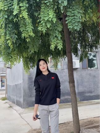 国庆假期不管是去户外登山、城市漫步,还是和亲友聚会,这件男女同款的春秋拉链卫衣都能完美hold住!经典设计百搭不挑人,39元的价格超亲民,穿上它,既能展现你的时尚品味,又能为国庆穿搭增添一抹亮色,出行回头率直接拉满,赶快入手一件开启你的国庆潮酷之旅~#国庆穿搭 #中国风卫衣 #男女同款 #国庆出游穿搭 #性价比超高