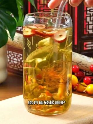 取金钱草、鸡内金、蒲公英、玉米须、淡竹叶、橘皮、红枣一起煮水喝,这就是著名的#鸡内金石清茶 冲泡方便,每天一杯非常好!#鸡内金 #科普一下