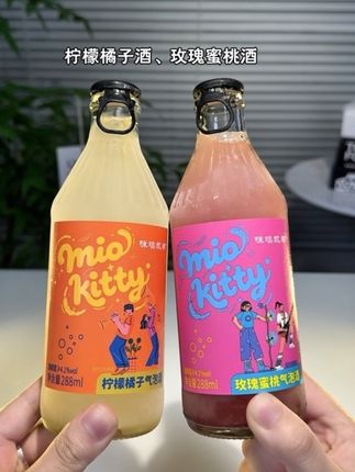 咪噢凯蒂气泡酒太适合跟姐妹喝了!开瓶有股甜甜的水果香,气泡在嘴里蹦跶着特清爽,喝着不辣嘴还带点甜。度数不高,喝多了也不难受。配点小零食、火锅都合适,姐妹聚会拿出来,大家都能喝得开心。#气泡酒#仙女都在喝什么 #强烈推荐#微醺